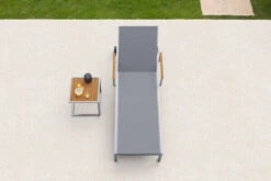 OUTFLEXX Sonnenliegen-Set, Taupe, Edelstahl/FSC-Teak, 195,5x74x35cm, Mit Armlehnen, Inkl. Beistelltisch 45x45cm -Stilvoller Gartenbedarfsladen 16547 3 CGI.jpg