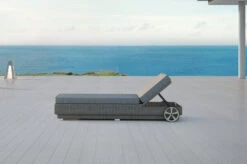 OUTFLEXX Rollliege, Grau, Polyrattan, 200x70x27,5cm, Rückenlehne 5-fach Verstellbar -Stilvoller Gartenbedarfsladen 18367 20 CGI.jpg