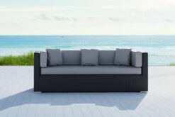 OUTFLEXX Dreisitzer-Sofa, Schwarz, Polyrattan, 210x85x70cm, Inkl. Polster + Wasserfeste Kissenbox 13 OUTFLEXX Dreisitzer-Sofa, Schwarz, Polyrattan, 210x85x70cm, Inkl. Polster + Wasserfeste Kissenbox -Stilvoller Gartenbedarfsladen 2392 1 BOX 2 CGI.jpg