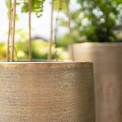 Pflanzgefäß 'Rowen', Gold, Ø 41 X H 72 Cm -Stilvoller Gartenbedarfsladen 3210801630 3210801631 3210801632 3210801633 Pflanzgefaess Rowen gold 3 115016